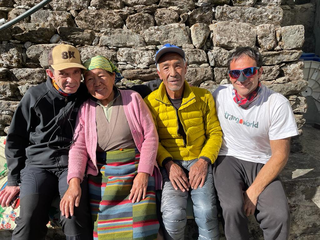 Javi fotografíado con Alex y dos personas autóctonas en el campo base del Everest