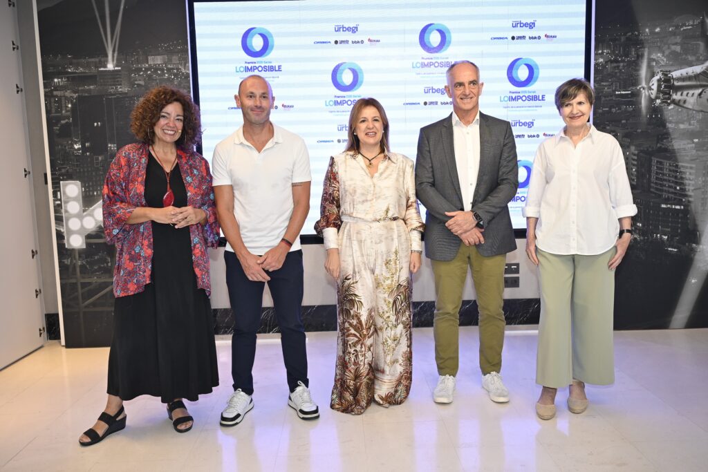 Foto de las personas presentadoras de la gala y los premios