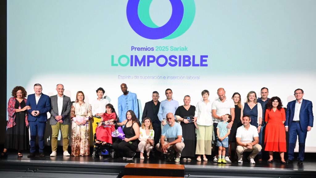 Foto grupal de las personas premiadas