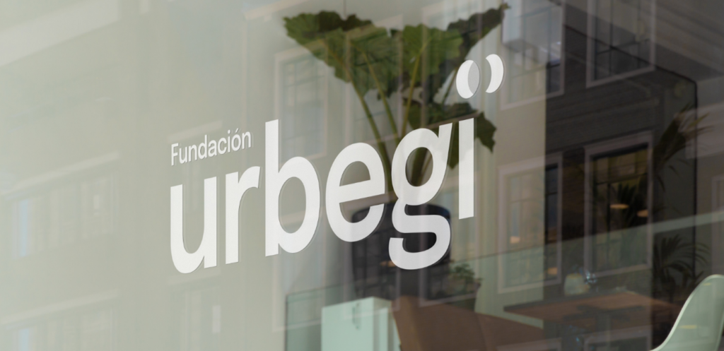 Escaparate que refleja los elementos visuales de la nueva marca de Fundación Urbegi